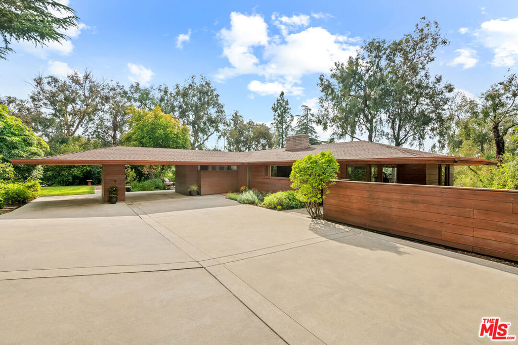 1915 Country Club Drive