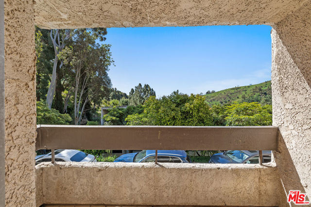 2700 Cahuenga Boulevard, Los Angeles CA: https://media.crmls.org/mediaz/dca76f31-425c-4dac-95b3-79c557f99d20.jpg