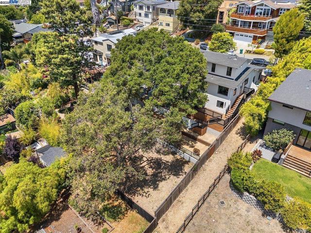 689 Santa Ray Ave, Oakland CA: https://media.crmls.org/mediaz/dca84c46-3e36-4e91-a007-70206b5bd05c.jpg