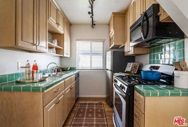 122 Thornton Place, Venice CA: https://media.crmls.org/mediaz/dca8827e-efcc-499c-aeb4-03d617f5f283.jpg