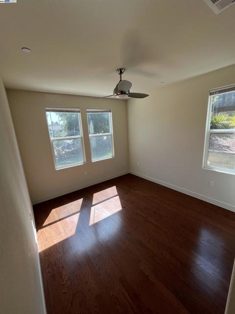 17659 Whisper Ln, Castro Valley CA: https://media.crmls.org/mediaz/dca89eac-2a8e-49d8-932a-2165579e96bb.jpg