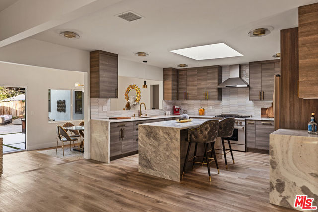 4430 Natoma Avenue, Woodland Hills CA: https://media.crmls.org/mediaz/dca9e48c-103c-4032-81f2-8968b9a3600e.jpg