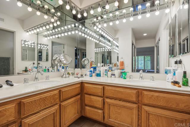 5015 Alicante Way, Oceanside CA: https://media.crmls.org/mediaz/dcaaaa5e-81bf-497d-a745-4d79fc935be4.jpg