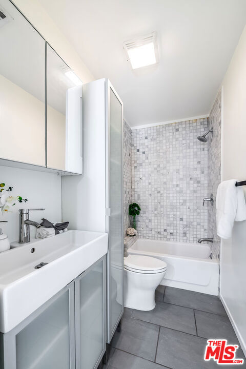 4623 Jessica Drive, Los Angeles CA: https://media.crmls.org/mediaz/dcacc200-673a-4a2c-b048-7241974b00a5.jpg