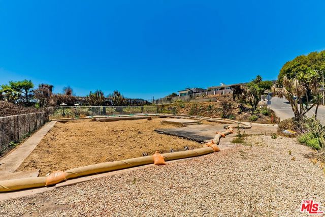 1033 Lachman Lane, Pacific Palisades CA: https://media.crmls.org/mediaz/dcad0c6c-c98c-46b9-b87c-7c02f3831005.jpg