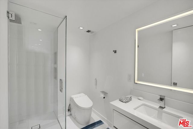 2160 E Century Parkway, Los Angeles CA: https://media.crmls.org/mediaz/dcad3665-43a0-4867-a8ac-0e8ef6e382e6.jpg