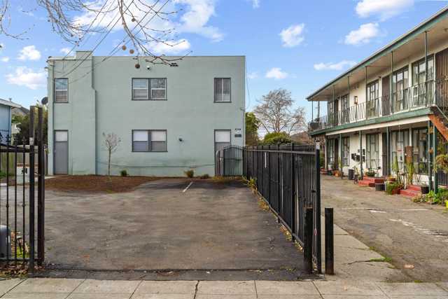 2238 7Th, Berkeley CA: https://media.crmls.org/mediaz/dcadd12c-212e-4059-b3c2-9baab3c74885.jpg