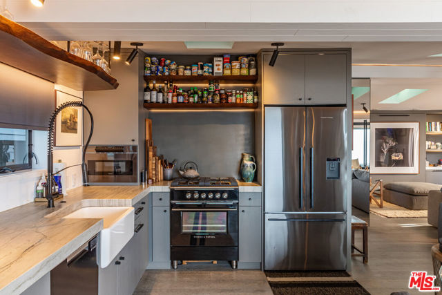 20762 Pacific Coast Highway, Malibu CA: https://media.crmls.org/mediaz/dcaee609-b6bd-487e-98f0-d1dbf319e27e.jpg