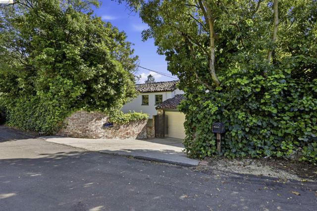 44 Highgate Rd, Kensington CA: https://media.crmls.org/mediaz/dcaf181e-7ec1-402d-8c6f-b15dbd45a33e.jpg