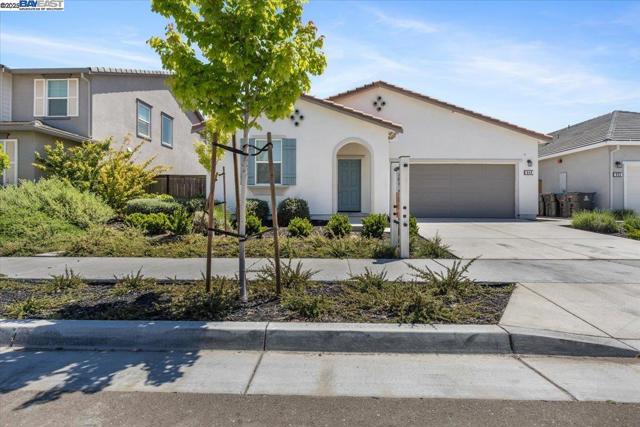 946 Osprey Dr, Lathrop CA: https://media.crmls.org/mediaz/dcaf5351-6a69-477a-9815-5c7345cdc3ec.jpg