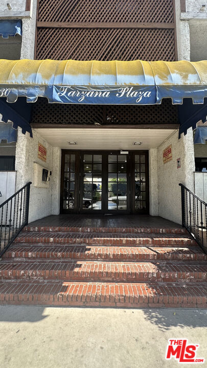 18530 Hatteras Street, Tarzana CA: https://media.crmls.org/mediaz/dcafde36-43e2-4da6-9cbf-6933d4ed4ce0.jpg
