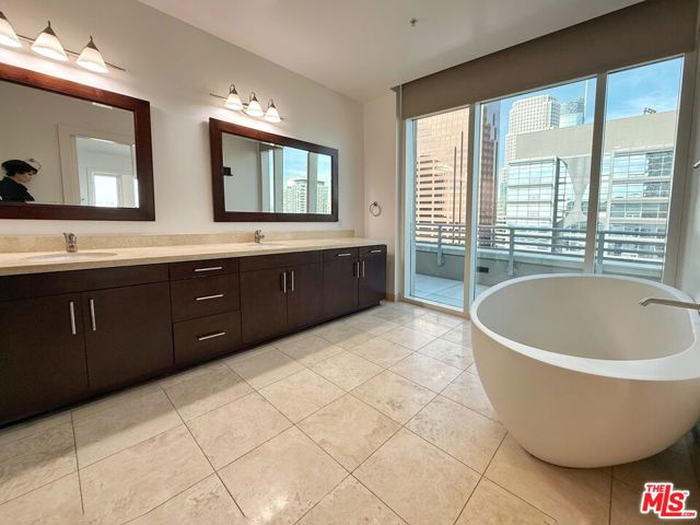 717 W Olympic Boulevard, Los Angeles CA: https://media.crmls.org/mediaz/dcafeb8a-3f62-4a58-89f9-c4ff1c8a44ee.jpg