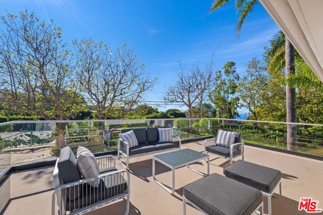 29417 Bluewater Road, Malibu CA: https://media.crmls.org/mediaz/dcb08feb-0445-4c30-bad8-2068eed7098f.jpg