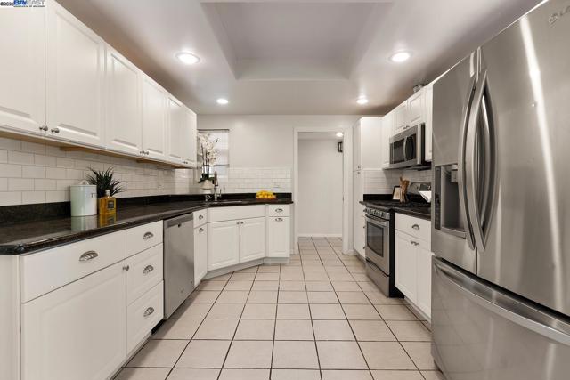 5221 Roxanne Ct, Livermore CA: https://media.crmls.org/mediaz/dcb0fffe-51c3-4ff3-9be2-536ba137e85f.jpg