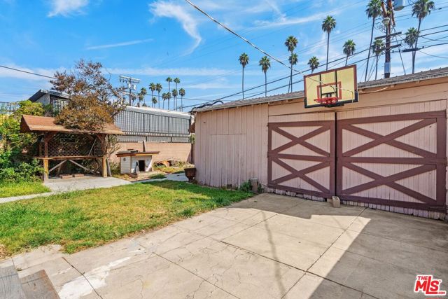 4812 Arlington Avenue, Los Angeles CA: https://media.crmls.org/mediaz/dcb15f55-944b-4cd5-8b3b-8eb611886aab.jpg