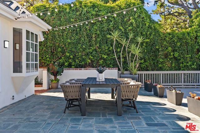 2596 Wallingford Drive, Beverly Hills CA: https://media.crmls.org/mediaz/dcb18c2a-b459-4bd3-80ad-c392366f3543.jpg