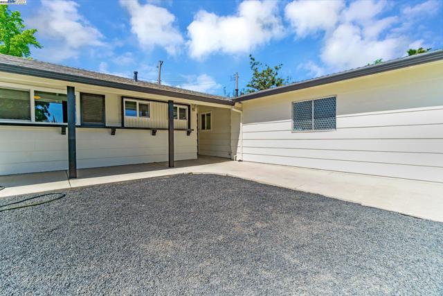 6013 Green Glen Way, Sacramento CA: https://media.crmls.org/mediaz/dcb206c7-07f3-4be5-b654-f1375acbb3f6.jpg