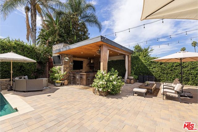22450 Hatteras Street, Woodland Hills CA: https://media.crmls.org/mediaz/dcb2af8c-ec34-4751-9a56-318a79418ce8.jpg