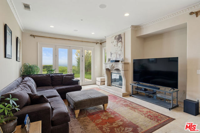 19016 Devonport Lane, Tarzana CA: https://media.crmls.org/mediaz/dcb2d47c-90d3-492f-a5e7-d395e101d006.jpg