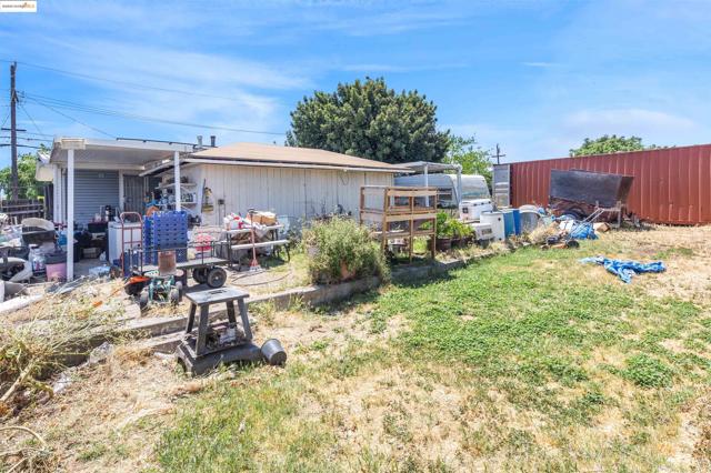 832 W 11Th St, Antioch CA: https://media.crmls.org/mediaz/dcb37d99-ab27-4e11-b0f4-9a25da5ca0b2.jpg