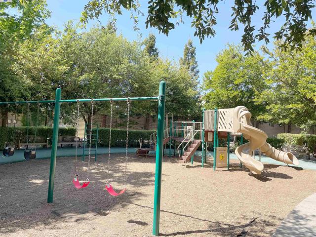 49031 Woodgrove Cmn, Fremont CA: https://media.crmls.org/mediaz/dcb4f252-2534-4faf-9e8b-bb09774f387a.jpg