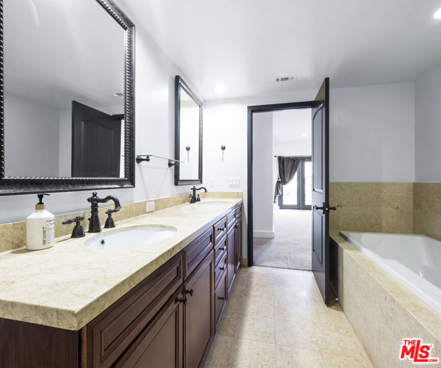 155 N Hamilton Drive, Beverly Hills CA: https://media.crmls.org/mediaz/dcb52b24-44b7-4d21-be90-a88e813e9307.jpg