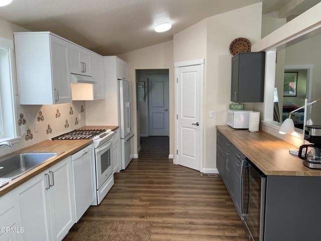 29331 Albion Ridge Road, Albion CA: https://media.crmls.org/mediaz/dcb6a346-c535-45d8-8a97-1d4c6cb158ad.jpg