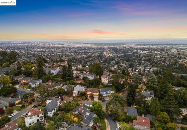 2250 Bywood Dr, Oakland CA: https://media.crmls.org/mediaz/dcb6f4f5-b28a-48d5-b22f-24cddcefec39.jpg