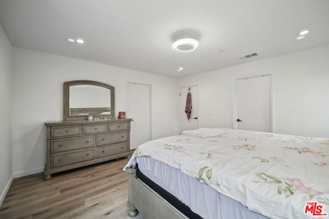 11821 W Holly Way, Valley Village CA: https://media.crmls.org/mediaz/dcb78ba9-3cf7-451c-be8c-4429aa56b70d.jpg