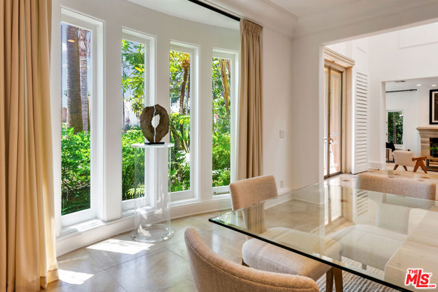 812 N Bedford Drive, Beverly Hills CA: https://media.crmls.org/mediaz/dcb7b037-8f8a-459c-8d21-202dde47fb40.jpg