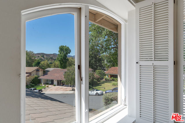 1943 Stonesgate Street, Westlake Village CA: https://media.crmls.org/mediaz/dcb7dd38-1d83-4922-a51e-a754ee769a9c.jpg