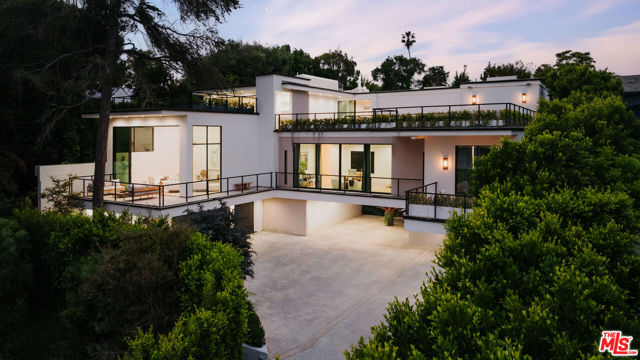 260 S Canyon View Drive, Los Angeles CA: https://media.crmls.org/mediaz/dcb8090a-c0db-493d-904e-fcbfc71e72bd.jpg