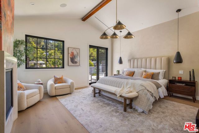 3935 Rhodes Avenue, Studio City CA: https://media.crmls.org/mediaz/dcb80a49-68d7-4c6b-99c9-d167857c7979.jpg