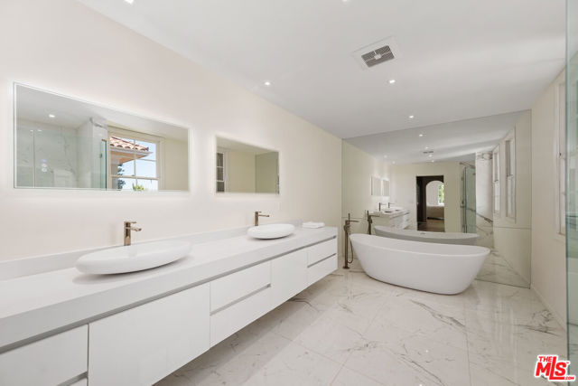 12330 Ridge Circle, Los Angeles CA: https://media.crmls.org/mediaz/dcb87561-5593-4aa2-ab23-5ab8a275504a.jpg