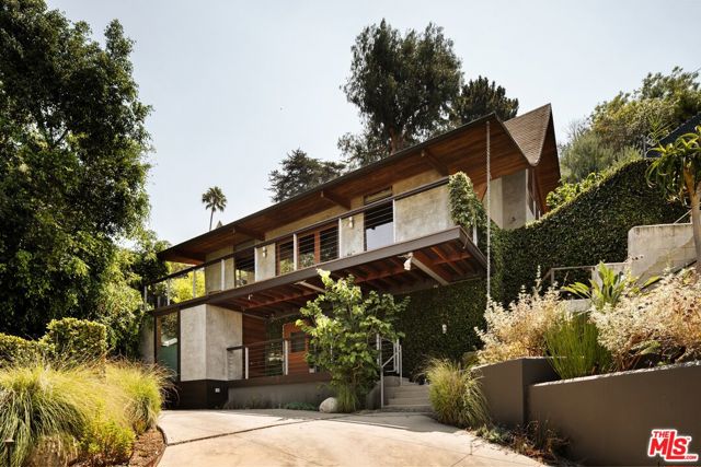 3990 Clayton Avenue, Los Angeles CA: https://media.crmls.org/mediaz/dcb92588-b023-4c2c-b69b-ea8b762db211.jpg
