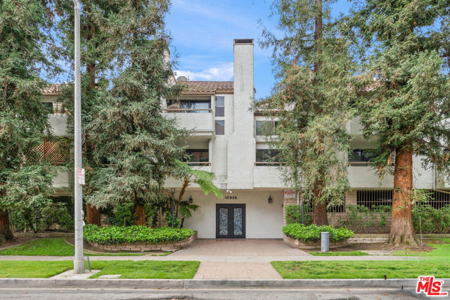 10926 Bluffside Drive, Studio City CA: https://media.crmls.org/mediaz/dcb9b996-4093-4e15-bdb7-7581edd5d5fd.jpg