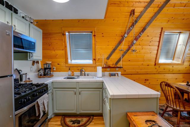 33382 Squirrel Dr, Green Valley Lake CA: https://media.crmls.org/mediaz/dcba0d0f-aa9e-408f-b807-beaafad94b4d.jpg