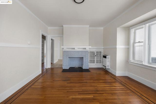 271 38Th St, Oakland CA: https://media.crmls.org/mediaz/dcba1bba-ed81-4843-b631-3c798ea5ed93.jpg
