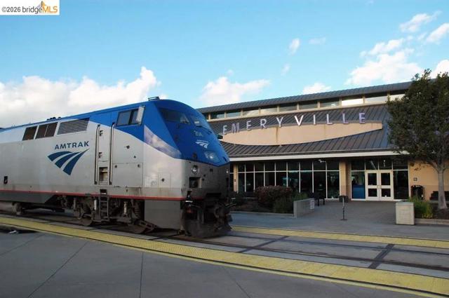 6400 Christie Ave, Emeryville CA: https://media.crmls.org/mediaz/dcba5124-177e-4614-abc0-b9530b940be2.jpg