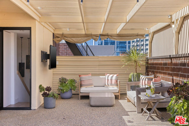 1033 Carol Drive, West Hollywood CA: https://media.crmls.org/mediaz/dcbaa771-ccce-476f-88ea-ca5e95e04016.jpg