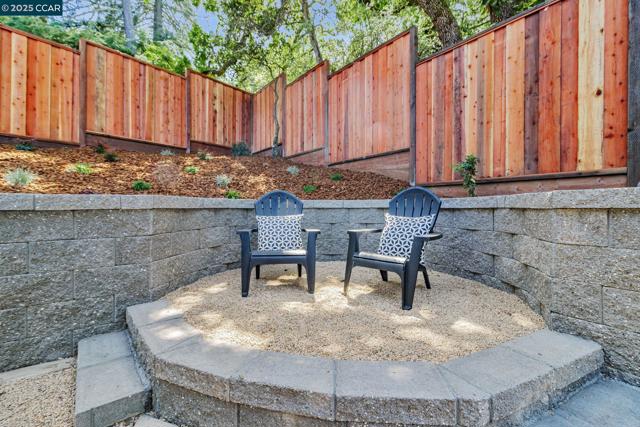 945 Yorkshire Ct, Lafayette CA: https://media.crmls.org/mediaz/dcbaaa00-24a0-4696-9484-9af3f7ac10a7.jpg