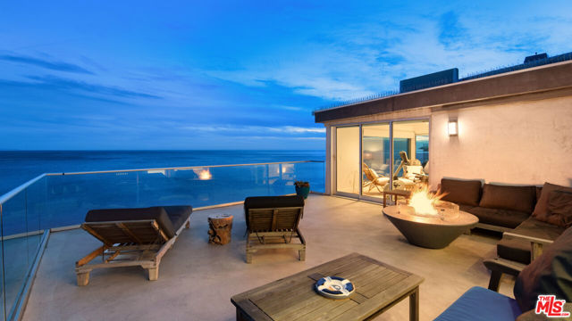 26050 Pacific Coast Highway, Malibu CA: https://media.crmls.org/mediaz/dcbaaa4b-8b5a-456a-be96-3dd22369d74c.jpg