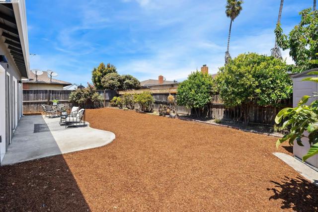 14272 Santiago Rd, San Leandro CA: https://media.crmls.org/mediaz/dcbafa74-e96b-4f66-8475-332af69efd86.jpg