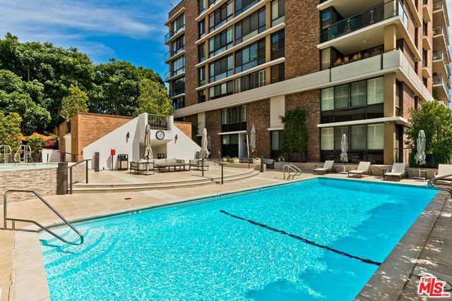 211 S Spalding Drive, Beverly Hills CA: https://media.crmls.org/mediaz/dcbb8dca-c4dd-42c0-a3e3-80651d647e07.jpg