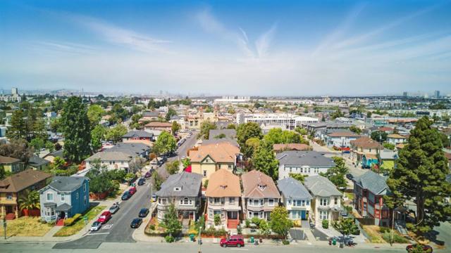 1915 West Street, Oakland CA: https://media.crmls.org/mediaz/dcbc4f9c-92f3-4511-b8d7-eee2b5eba3da.jpg