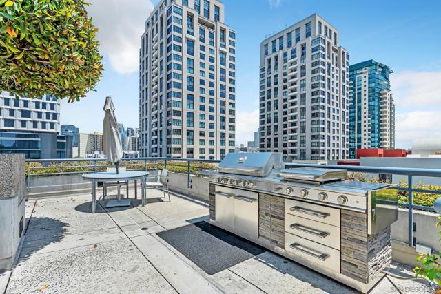 700 Front St, San Diego CA: https://media.crmls.org/mediaz/dcbc9452-29a9-42ba-ad9b-79a3241325b6.jpg