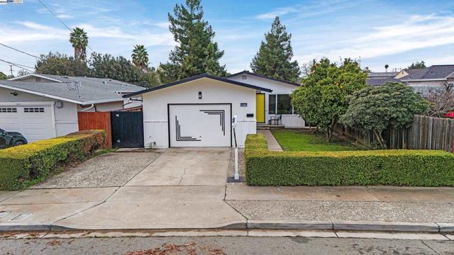36517 Cherry St, Newark CA: https://media.crmls.org/mediaz/dcbca436-f1f2-494a-b2db-2a513597558f.jpg