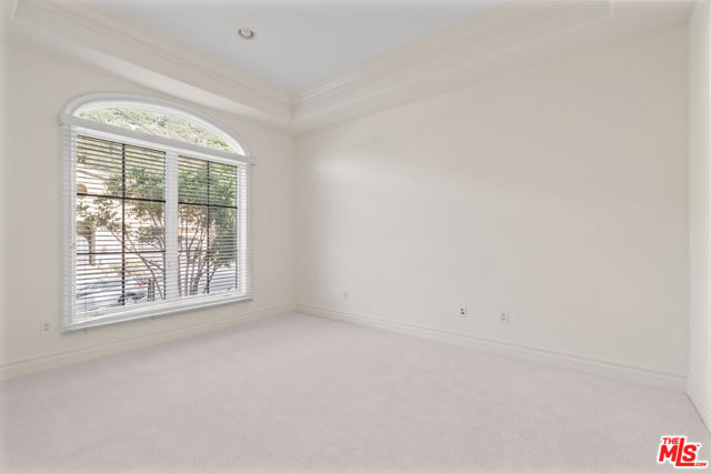 3697 Benedict Canyon Lane, Sherman Oaks CA: https://media.crmls.org/mediaz/dcbe00e3-3a1f-49b3-ad57-2a4c4fdf6056.jpg