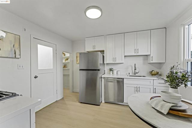 897 Oak Street, Alameda CA: https://media.crmls.org/mediaz/dcbe47e6-012c-4154-9536-013d0ae31bc5.jpg