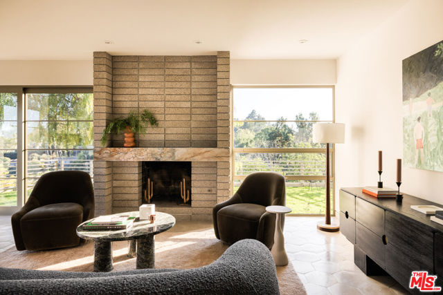 5514 Ridge Oak Drive, Los Angeles CA: https://media.crmls.org/mediaz/dcbea447-78f3-41bf-a44b-5ccd391504c1.jpg